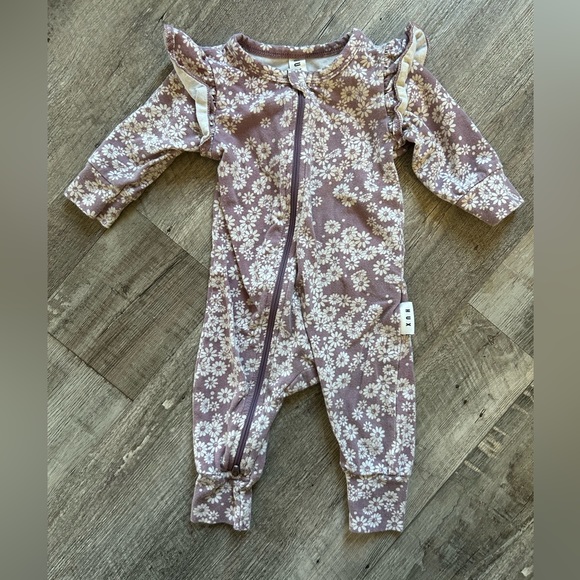 Hux purple with daisies onesie - Picture 1 of 1